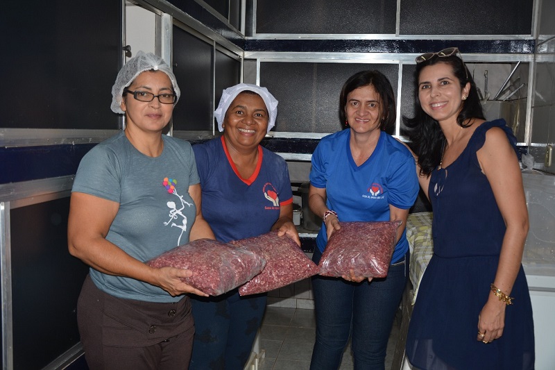 Coordenadora do curso de Modelagem do Vestuário, professora Yane Ondina (à direita), na entrega dos donativos a representantes da Casa de Apoio São Luiz